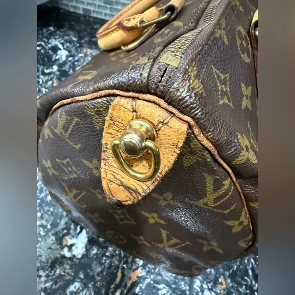 LOUIS VUITTON Speedy 30
Monogram Satchel with COA - Picture 9 of 15